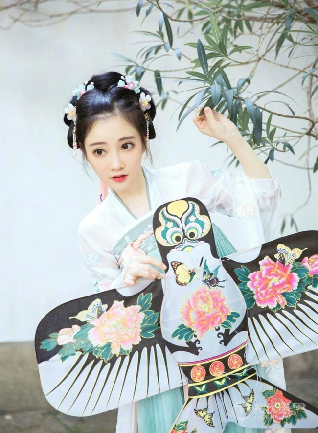 冯提莫最美古装造型扮相写真美图 娇小身材手提风筝可爱动人