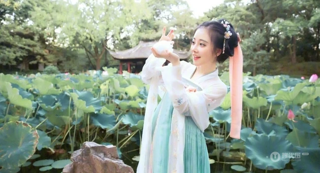 冯提莫最美古装造型扮相写真美图 娇小身材手提风筝可爱动人