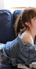 精选日系少女牛仔服搭肩带背心短裤室内玩吉他写真集