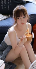 精选日系少女牛仔服搭肩带背心短裤室内玩吉他写真集