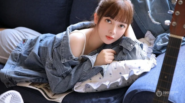 精选日系少女牛仔服搭肩带背心短裤室内玩吉他写真集