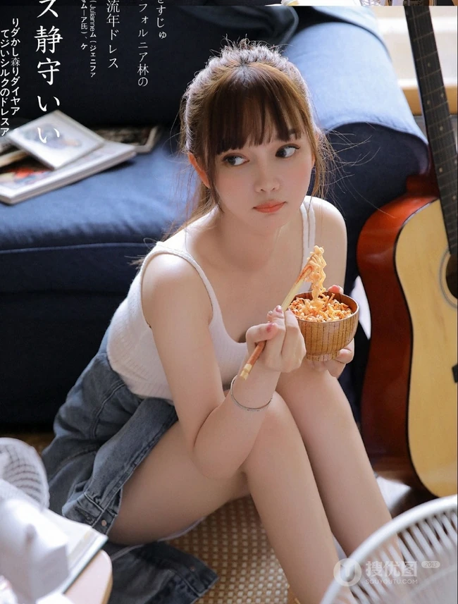 精选日系少女牛仔服搭肩带背心短裤室内玩吉他写真集