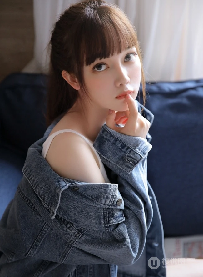 精选日系少女牛仔服搭肩带背心短裤室内玩吉他写真集