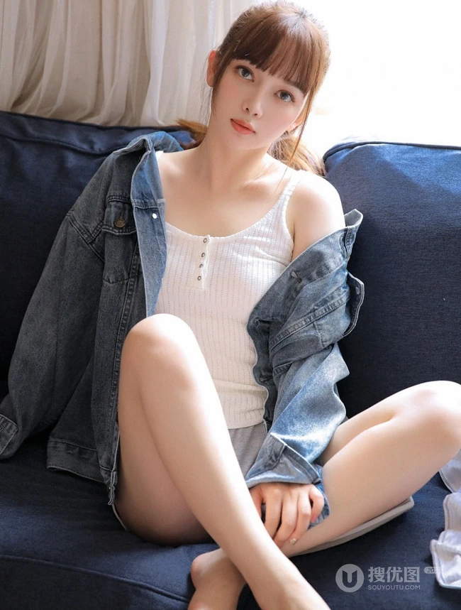 精选日系少女牛仔服搭肩带背心短裤室内玩吉他写真集