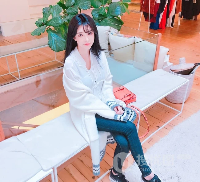 气质女生阿英气质好看肩带泳装家居服，写真，及生活照图集