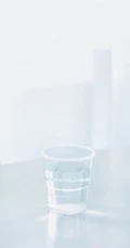 纯白背景简洁清新杯子，耳机等室内风景手机壁纸图片