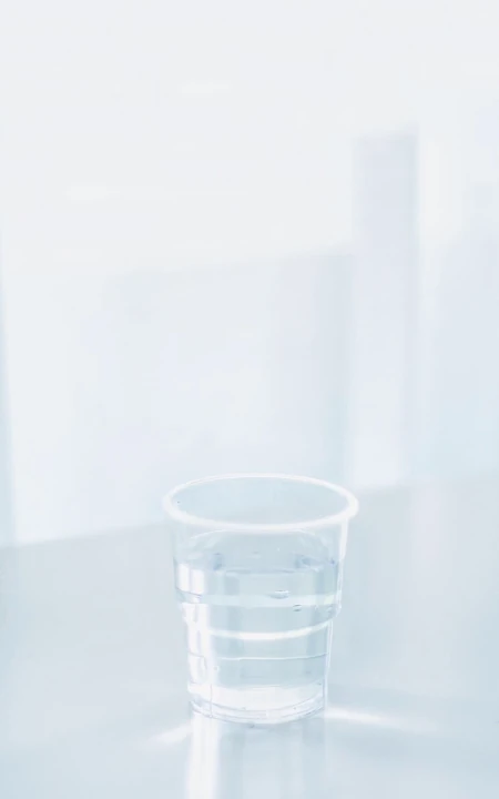 纯白背景简洁清新杯子，耳机等室内风景手机壁纸图片