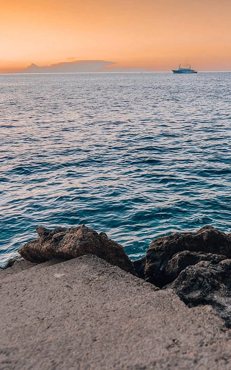 大海一角，站在礁石上看大海风景手机壁纸