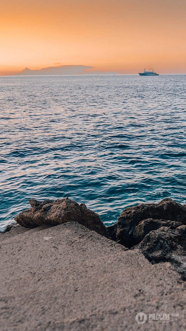 大海一角，站在礁石上看大海风景手机壁纸
