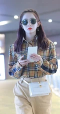 孟美岐穿着时尚戴墨镜现身机场，格纹衬衫搭长裤高挑清新