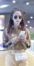 孟美岐穿着时尚戴墨镜现身机场，格纹衬衫搭长裤高挑清新
