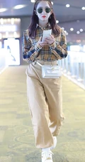 孟美岐穿着时尚戴墨镜现身机场，格纹衬衫搭长裤高挑清新