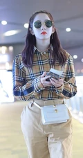 孟美岐穿着时尚戴墨镜现身机场，格纹衬衫搭长裤高挑清新