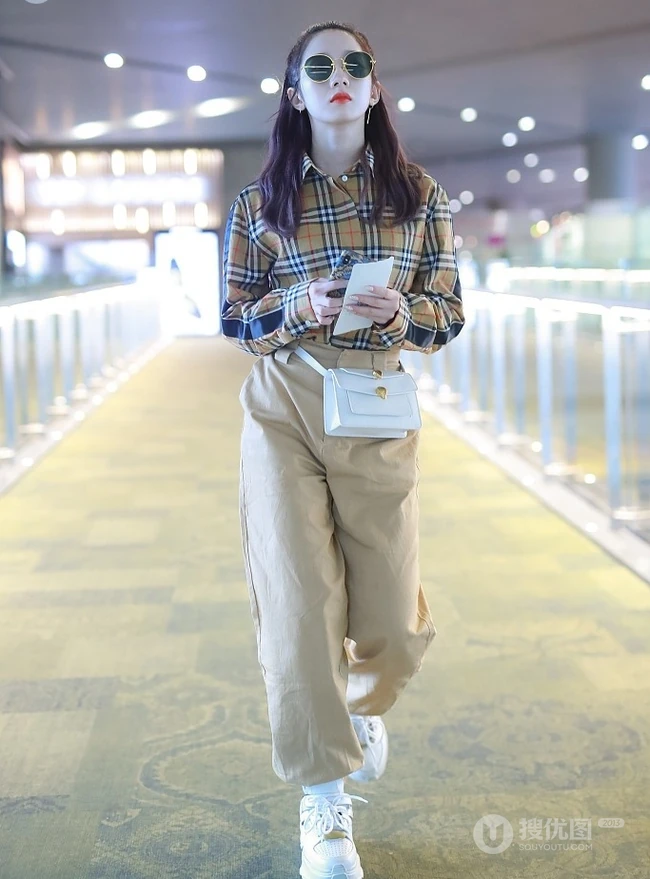 孟美岐穿着时尚戴墨镜现身机场，格纹衬衫搭长裤高挑清新
