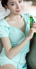 气质白皙酒窝女生着卫衣短裤展大白线条感好看室内写真