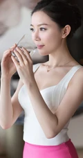 气质白皙酒窝女生着卫衣短裤展大白线条感好看室内写真