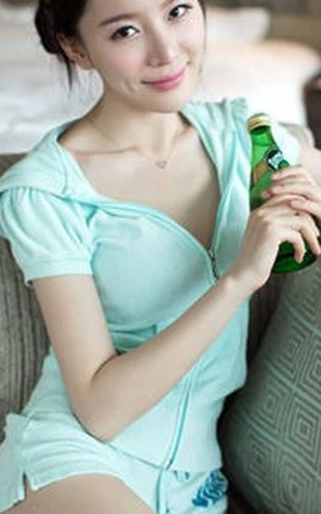 气质白皙酒窝女生着卫衣短裤展大白线条感好看室内写真
