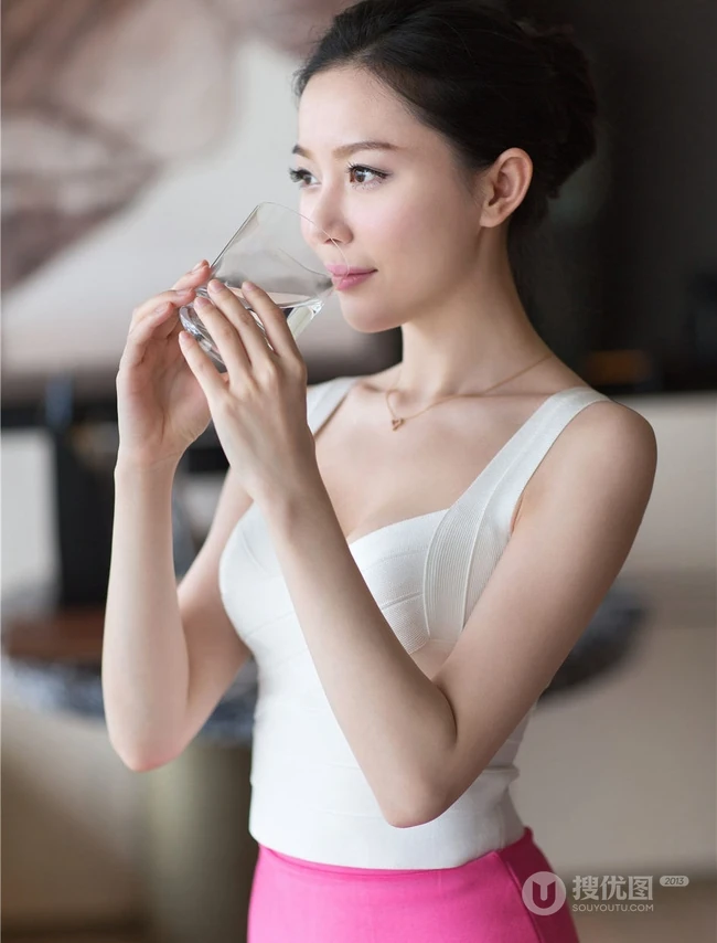 气质白皙酒窝女生着卫衣短裤展大白线条感好看室内写真
