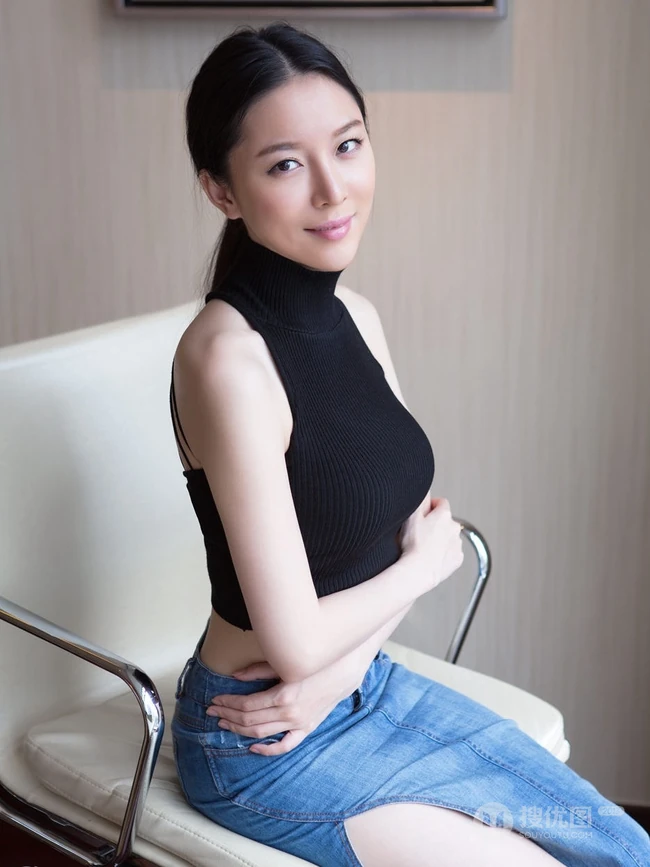 气质白皙酒窝女生着卫衣短裤展大白线条感好看室内写真