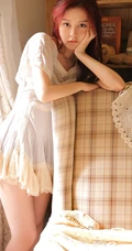 好看的红发连衣裙少女居家室内沙发上唯美写真