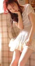 好看的红发连衣裙少女居家室内沙发上唯美写真