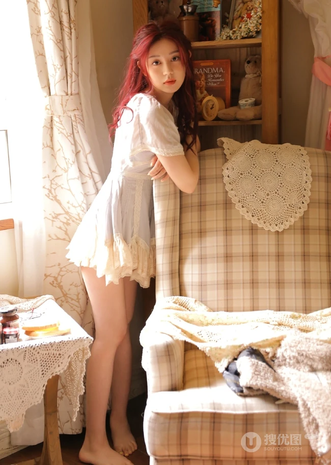 好看的红发连衣裙少女居家室内沙发上唯美写真