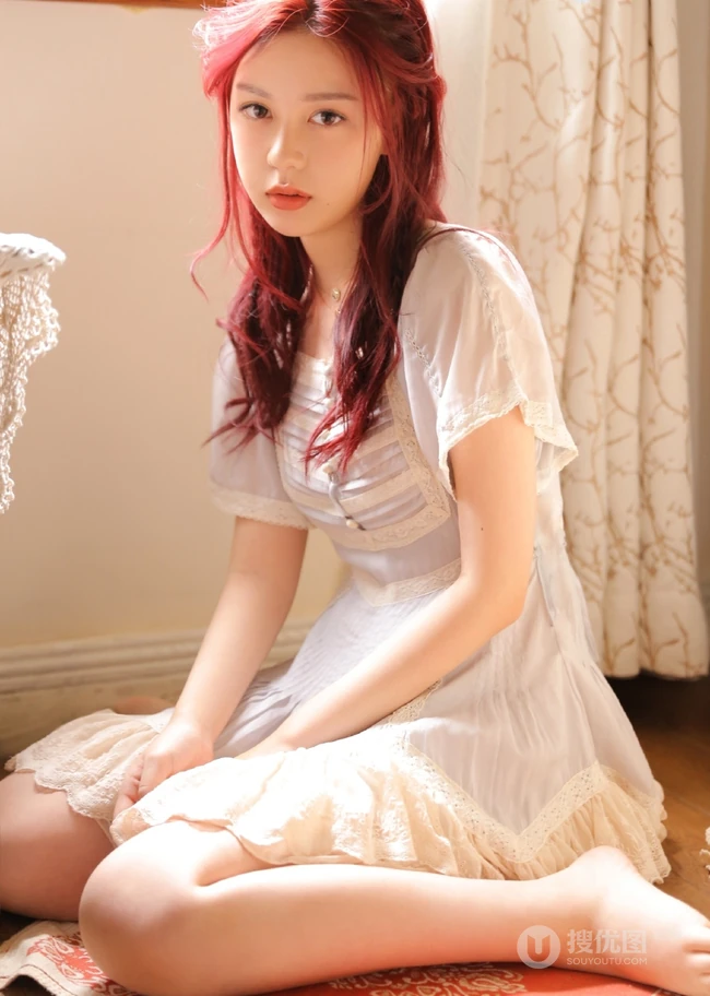 好看的红发连衣裙少女居家室内沙发上唯美写真