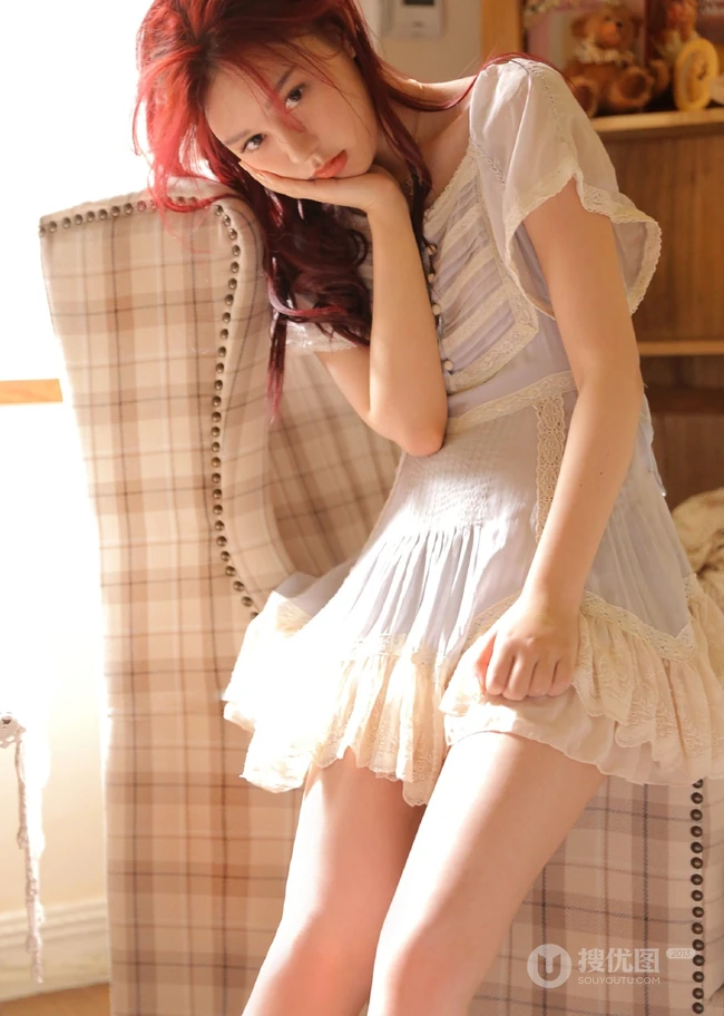 好看的红发连衣裙少女居家室内沙发上唯美写真