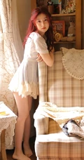 好看的红发连衣裙少女居家室内沙发上唯美写真