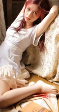 好看的红发连衣裙少女居家室内沙发上唯美写真