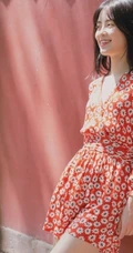 每天一件花衬衫，章乐韵花裙子街拍写真，和这个天气很搭