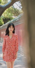 每天一件花衬衫，章乐韵花裙子街拍写真，和这个天气很搭