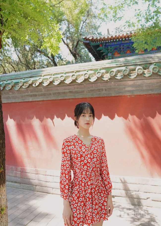 每天一件花衬衫，章乐韵花裙子街拍写真，和这个天气很搭