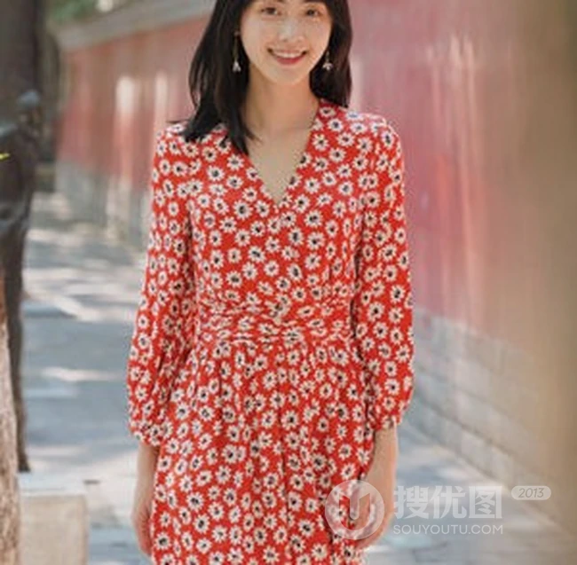 每天一件花衬衫，章乐韵花裙子街拍写真，和这个天气很搭