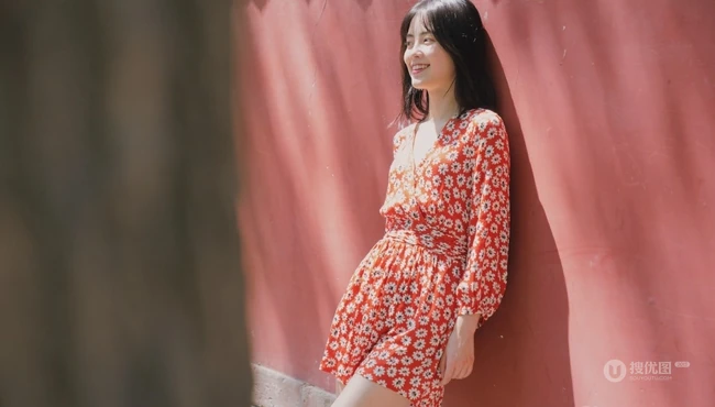 每天一件花衬衫，章乐韵花裙子街拍写真，和这个天气很搭