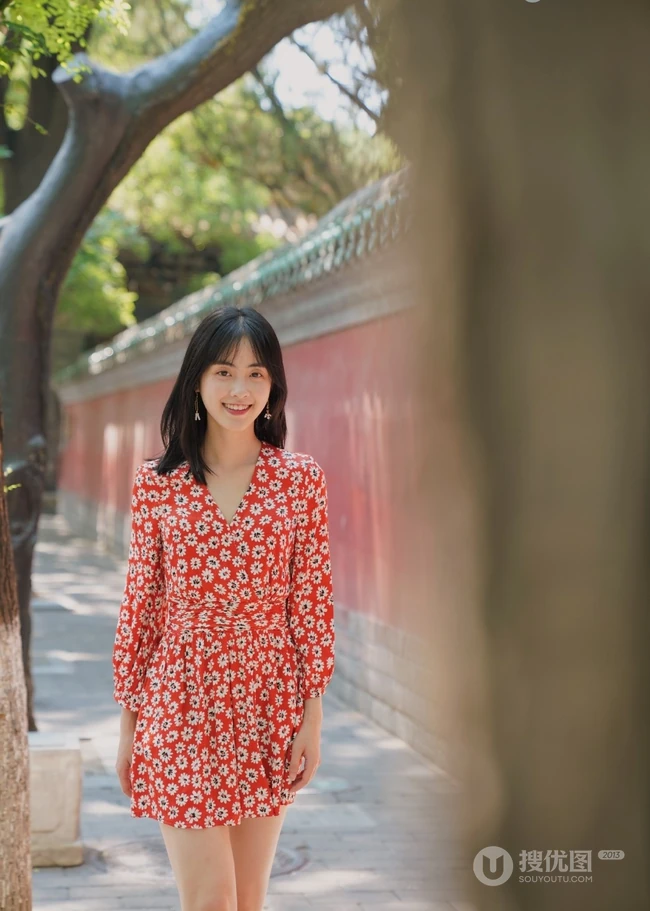 每天一件花衬衫，章乐韵花裙子街拍写真，和这个天气很搭