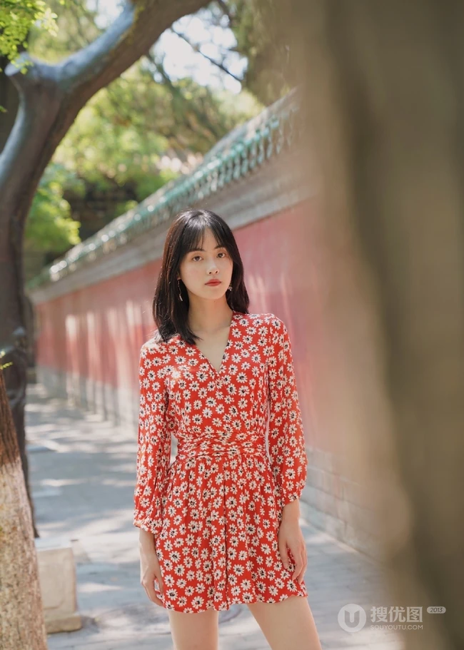 每天一件花衬衫，章乐韵花裙子街拍写真，和这个天气很搭