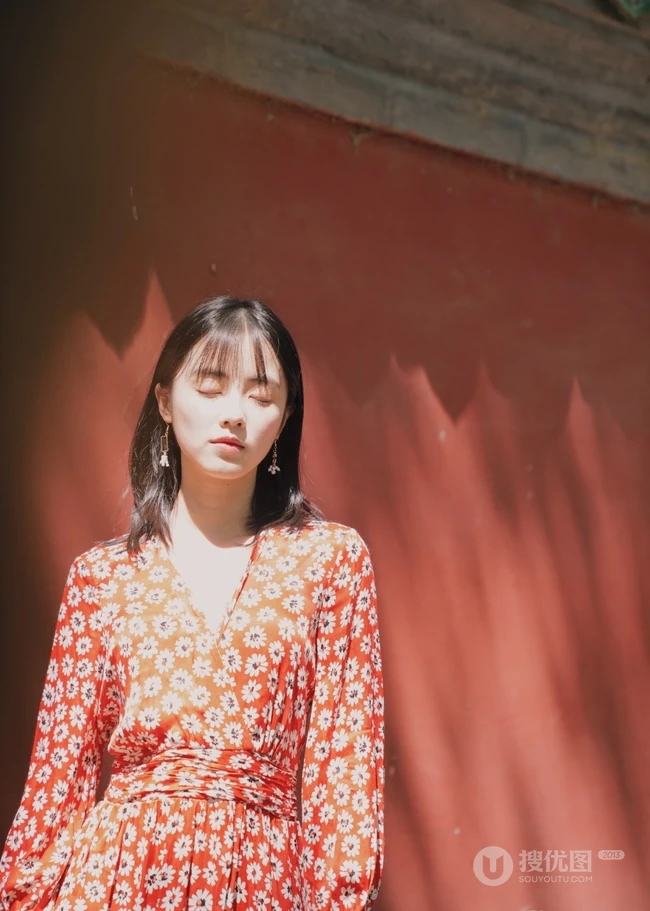 每天一件花衬衫，章乐韵花裙子街拍写真，和这个天气很搭