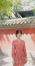 每天一件花衬衫，章乐韵花裙子街拍写真，和这个天气很搭