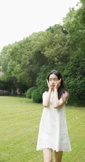 章乐韵白色连衣裙户外草地清新美拍写真图片