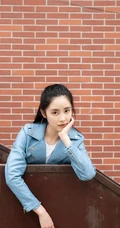 章乐韵白色连衣裙户外草地清新美拍写真图片