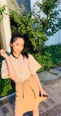 章乐韵白色连衣裙户外草地清新美拍写真图片