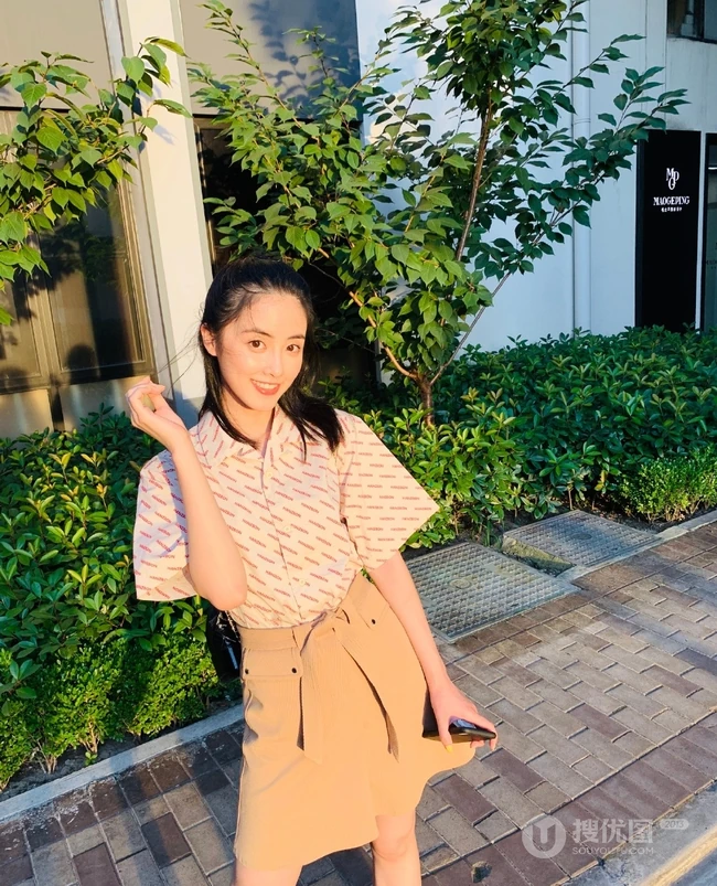 章乐韵白色连衣裙户外草地清新美拍写真图片