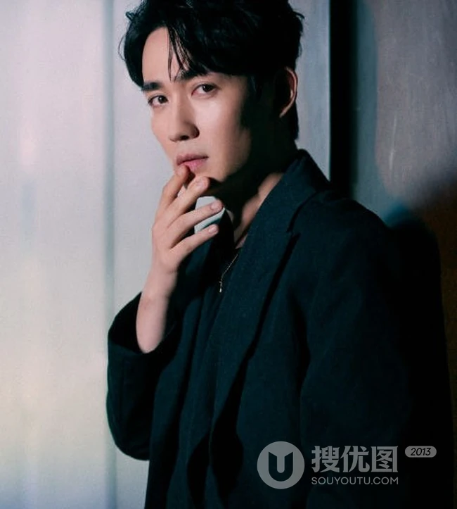 朱一龙背靠木门帅气复古风格西装写真图片