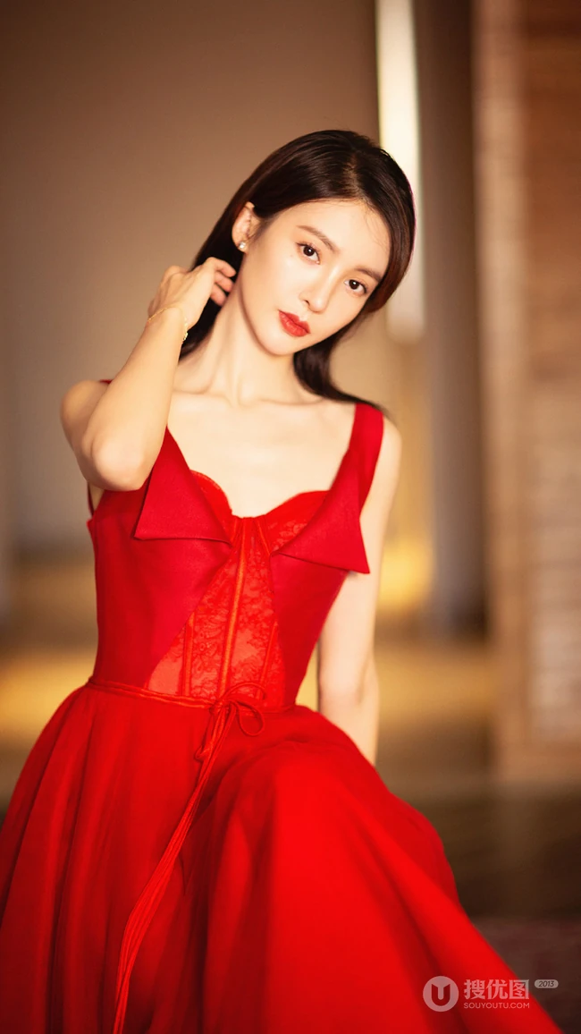 金晨红色吊带连衣长裙好看手机壁纸，温婉气质妆容精致
