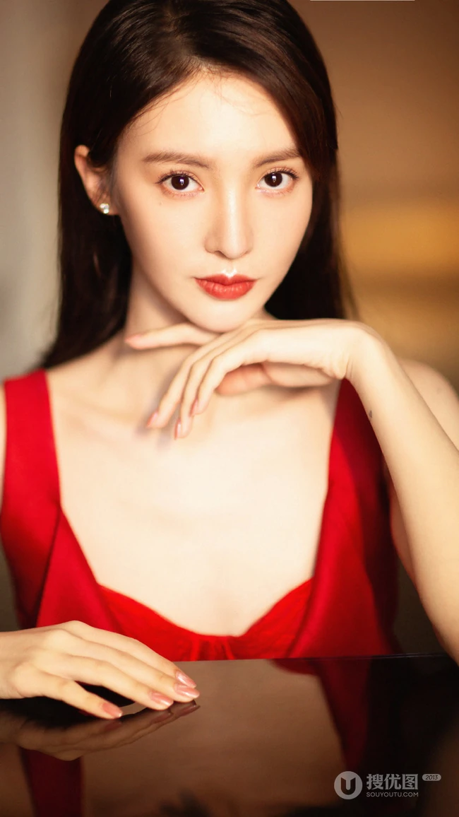 金晨红色吊带连衣长裙好看手机壁纸，温婉气质妆容精致