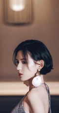 短发女星张予曦银色亮片吊带连衣裙露性感美背手机壁纸