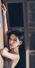 短发女星张予曦银色亮片吊带连衣裙露性感美背手机壁纸