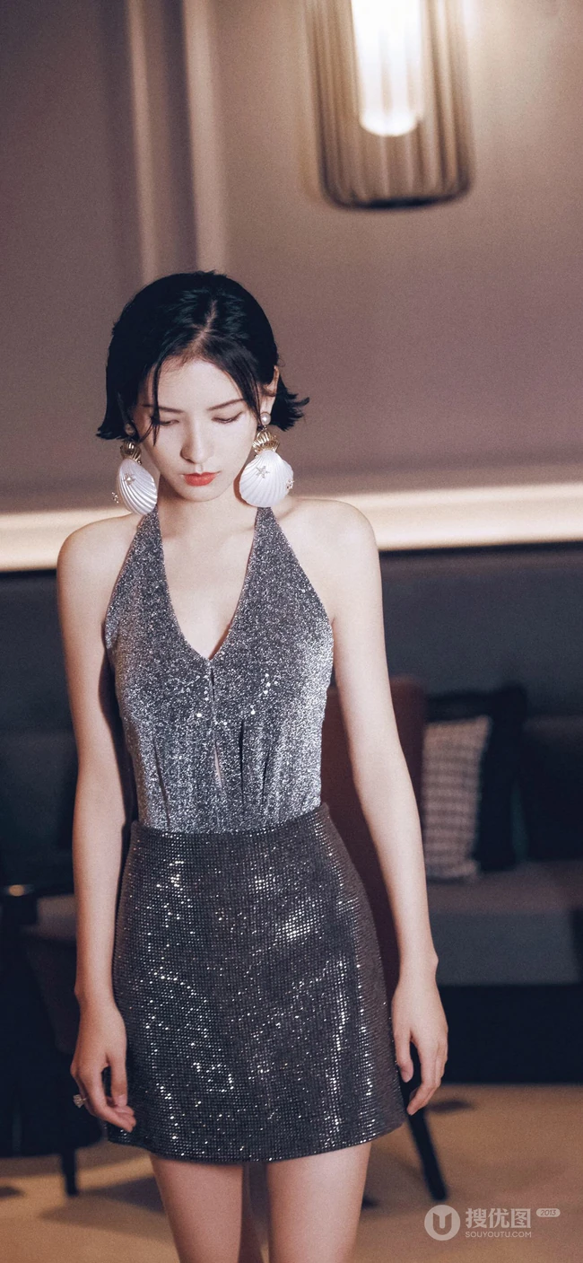 短发女星张予曦银色亮片吊带连衣裙露性感美背手机壁纸