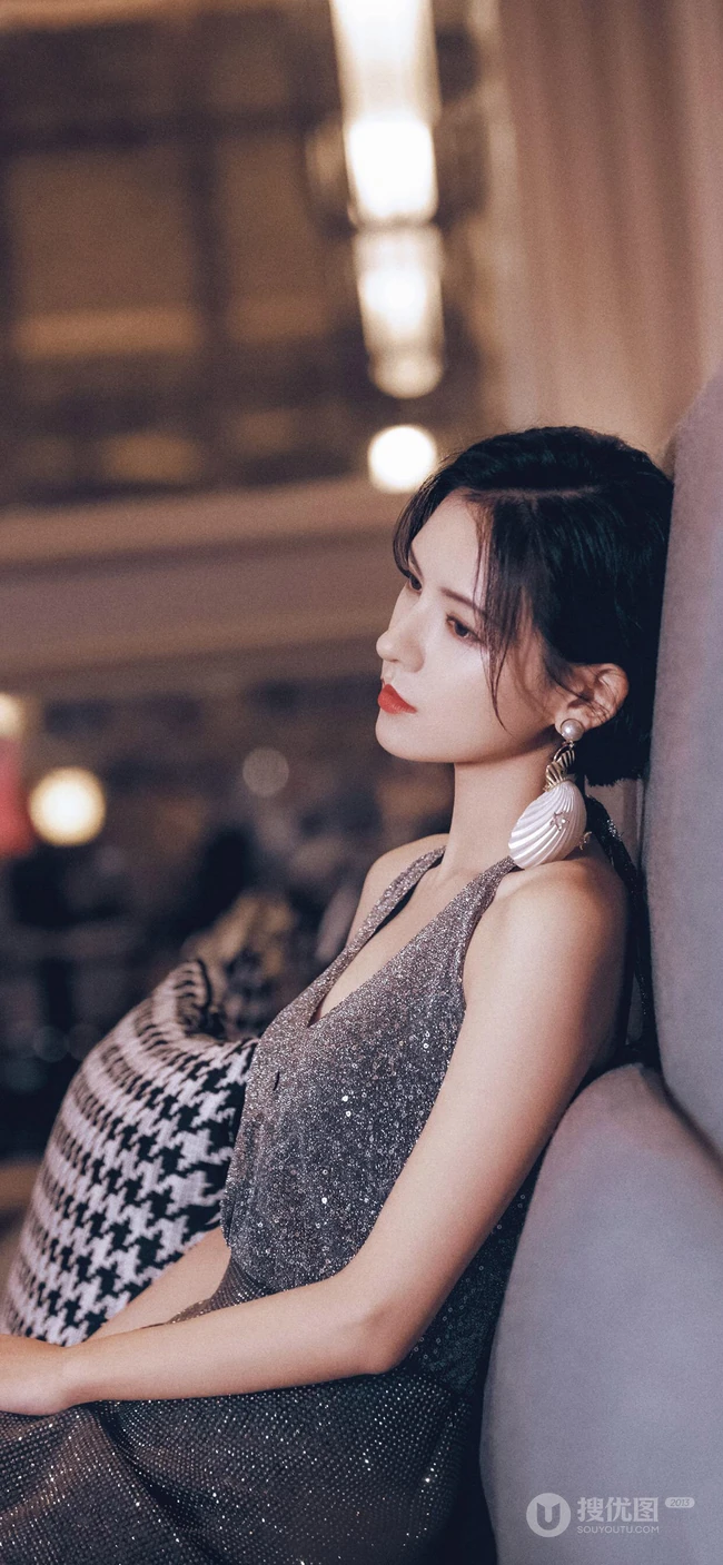 短发女星张予曦银色亮片吊带连衣裙露性感美背手机壁纸
